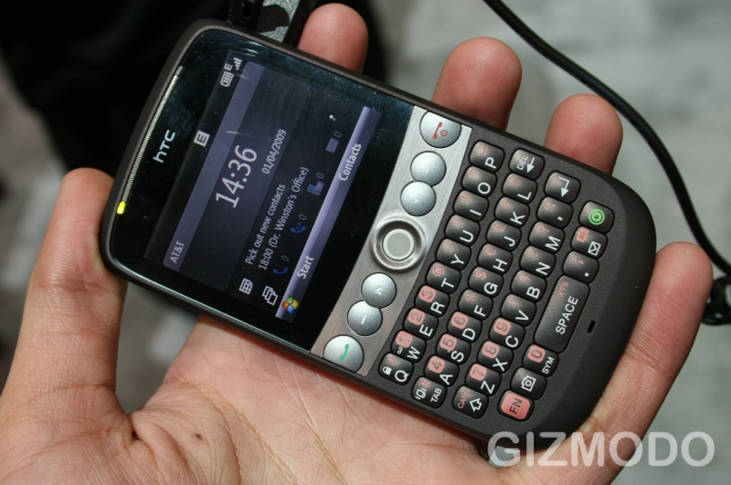 Illustration for article titled Lose Weight with HTC Snap Hands-On Next to Beautiful Black berry BOLD
